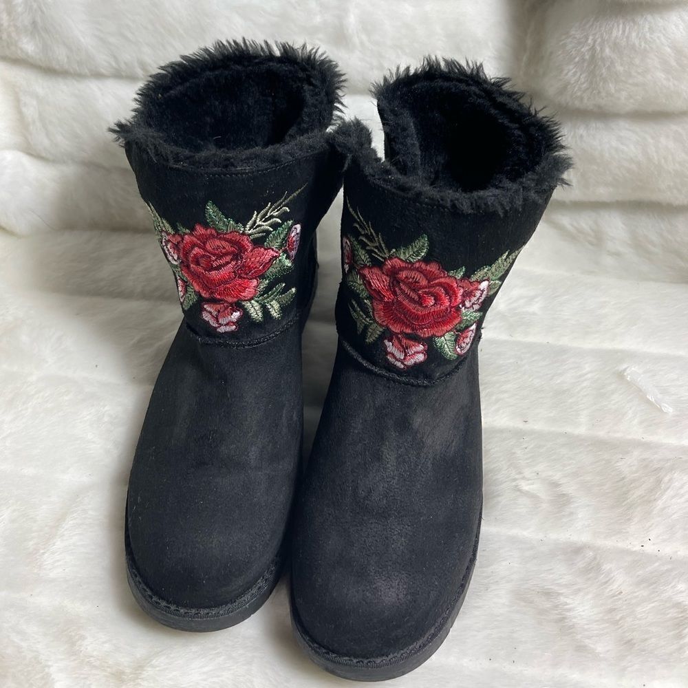 Rock & Candy black faux suede boots .Red rose embroidery faux fur lining SZ10